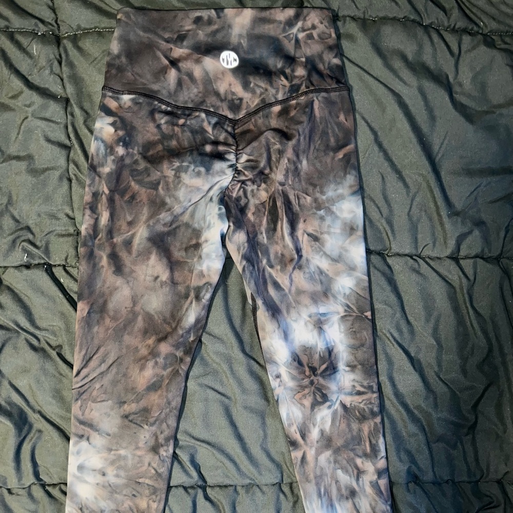 TYC Til You Collapse scrunch butt leggings size XS color: black camo. like new